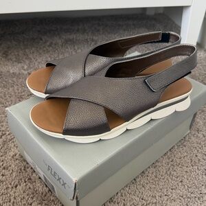 NIB The Flexx Capri Cross-Band Back-Strap Sandals in pewter leather